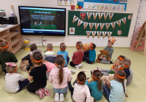 07 Dzieci oglądają prezentację multimedialną o misiach
